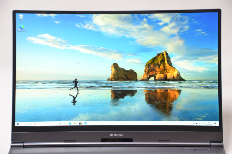 144Hzの液晶。発色は端まで違和感がない