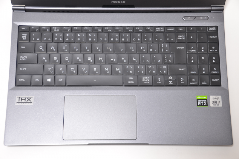 ずいぶん四角いキートップはゲーミングPCらしい。キーボードレイアウトはオーソドックスで、テンキーつきでも余裕がある