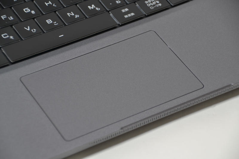 タッチパッドも筐体と同じグレー