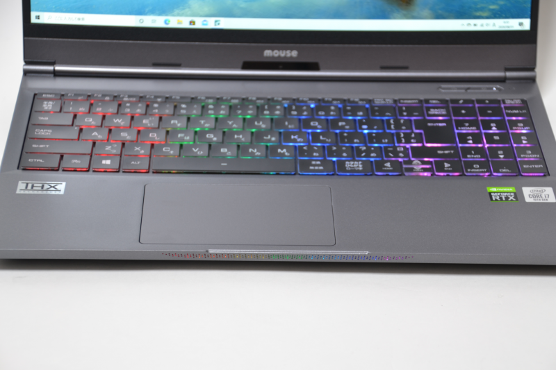 筐体前面にはLEDライトバーを装備。装飾らしい装飾はここだけだ