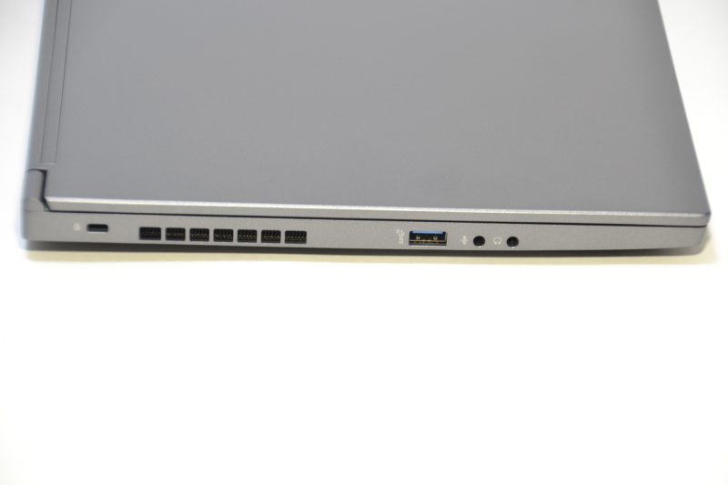 左側面はUSB、マイク端子、ヘッドフォン端子