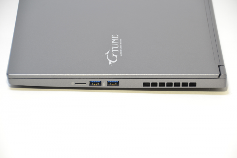 右側面はUSB×2、microSDスロット