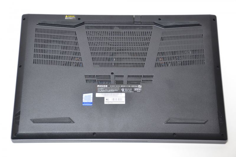 底面は吸気のため大きくスリットが開けられている。手前左右の小さなスリットはスピーカー部分