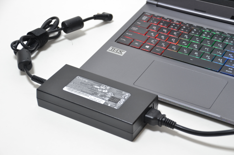 ACアダプタは230W出力。本体よりも厚みがある