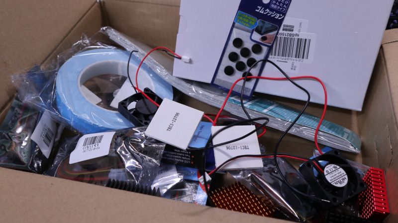 今回用意した部品!ペルチェ素子やヒートシンク、ファンなどなど