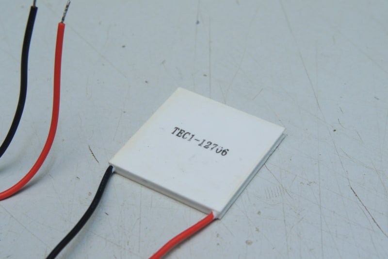 この四角いのがペルチェ素子。TECI-12706は12V/6A仕様で40mm角。電圧をかければ必ず冷える! もうアナログな「風」なんかに頼らない!