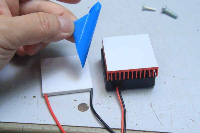 ヒートシンク裏のシールを剥がすと、デバイスに接着できる! コレが後々、俺を苦しめることになるとは知る由もない……