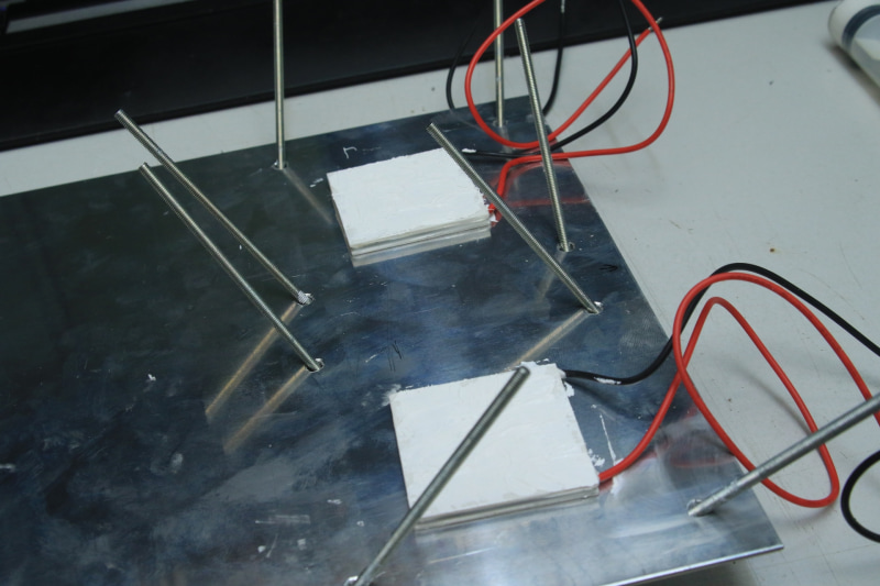 ペルチェ素子を壊してしまったので、ワンランクアップした12V 8AのTECI-12708にチェンジ! ベースのアルミペルチェ素子を置く