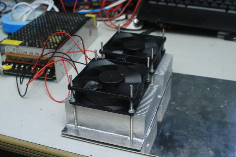 右側のパッド部分に排熱モンスーンが吹き荒れる!冷却性能も悪くなるし、手の甲を生暖かい風が抜けて「極上!」じゃない!