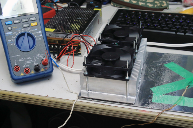 うわー! スゲー結露してる! うわー! 裏面もっとスゲーことに! コップで水撒いたみたいにびしょ濡れだ! 電源ヤベー!