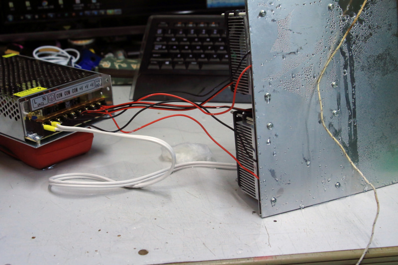 うわー! スゲー結露してる! うわー! 裏面もっとスゲーことに! コップで水撒いたみたいにびしょ濡れだ! 電源ヤベー!