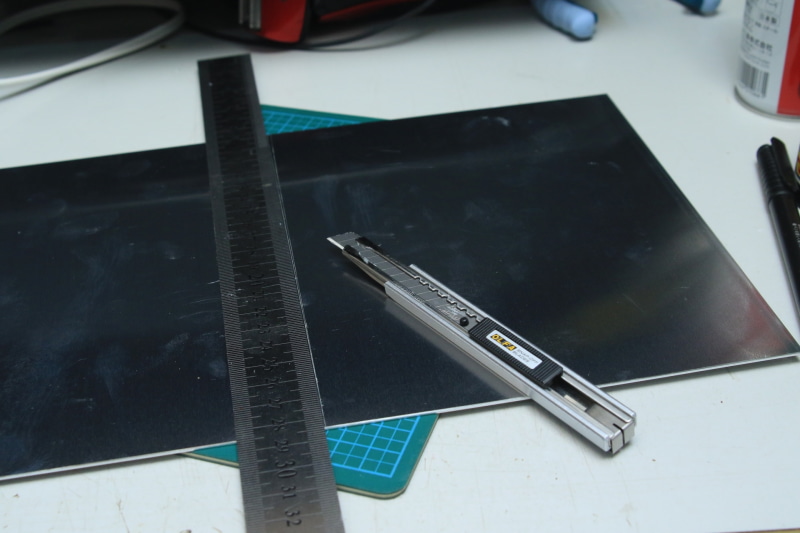 ちょうどいいサイズのアルミ板がなかったので、両面からカッターでキズを入れる