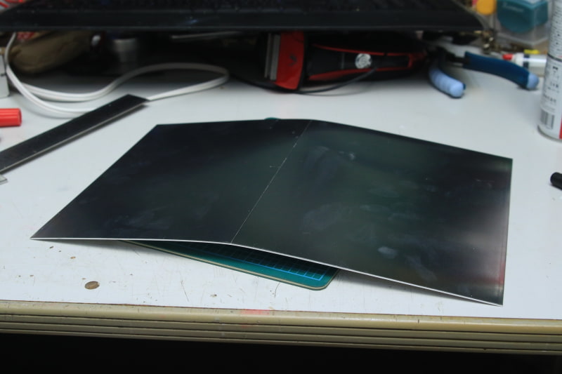 最初はまっすぐ曲げるために、机の角にキズを当ててちょっとだけ曲げる