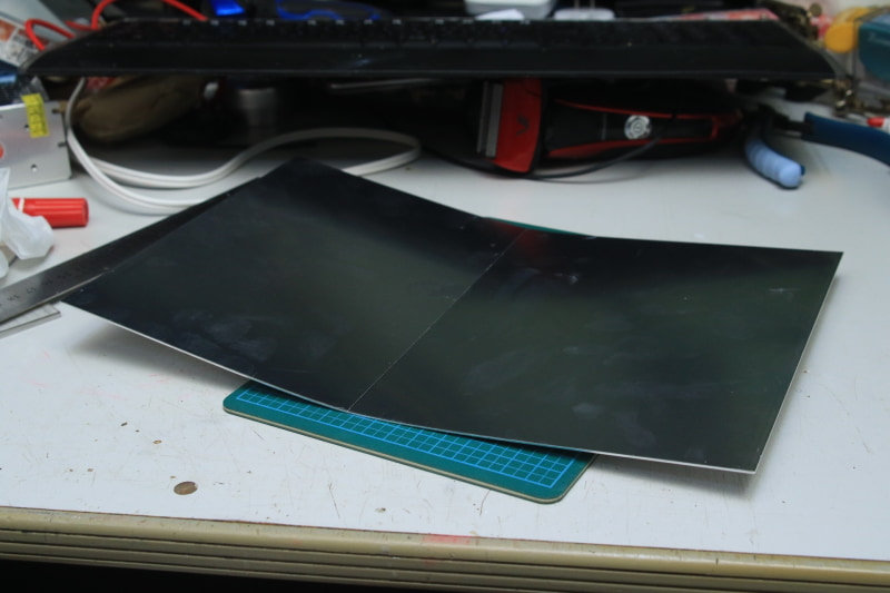 最初はまっすぐ曲げるために、机の角にキズを当ててちょっとだけ曲げる