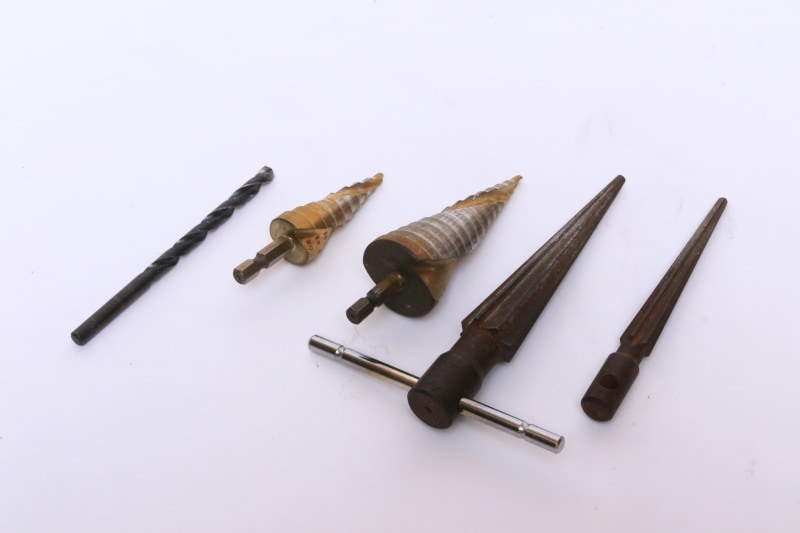 φ6mmぐらいの下穴を開けて、三角錐のリーマで穴をφ12mmぐらに拡大。なぜかロボットアニメでは、リーマのことをドリルって言うんだよね