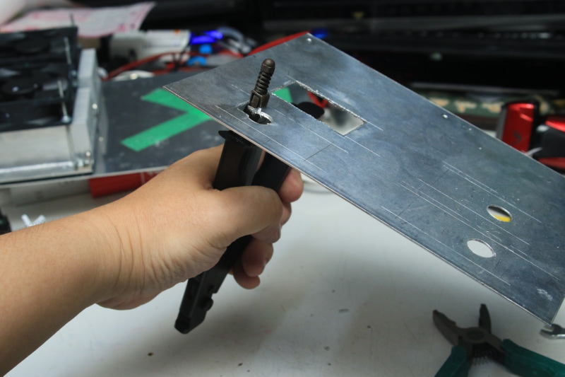 握力がいるので四角い穴はあまり開けたくない。だから電子工作する人は、ドリルで穴を開けるだけでつけられる、丸いスイッチとかトグルスイッチを多様する(笑)