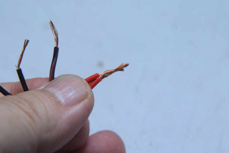 電線を軽くよじって、コネクタを時計方向に回すと、電線がなかのスプリングに引っかかって、がっちり固定される