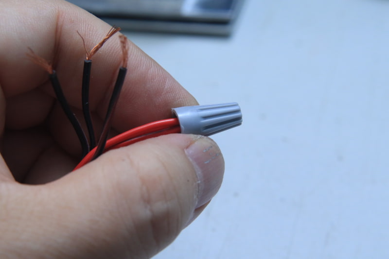 電線を軽くよじって、コネクタを時計方向に回すと、電線がなかのスプリングに引っかかって、がっちり固定される