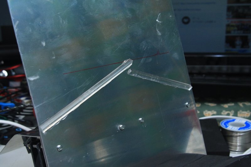 流れた水を集めて、料理用のバッドに落すための三角棒(アクリル)を接着剤でくっつける