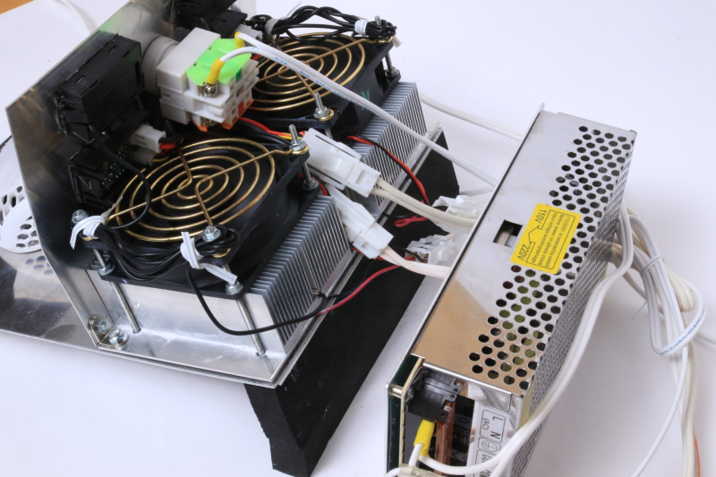 風防兼メーターパネルにより排熱モンスーンは全部裏に回るので、ここに電源を置いて空冷するのもあり