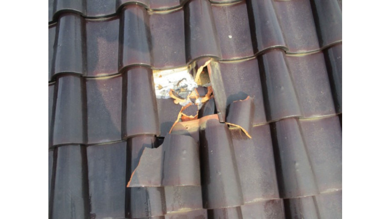 隕石が衝突したアパートの屋根