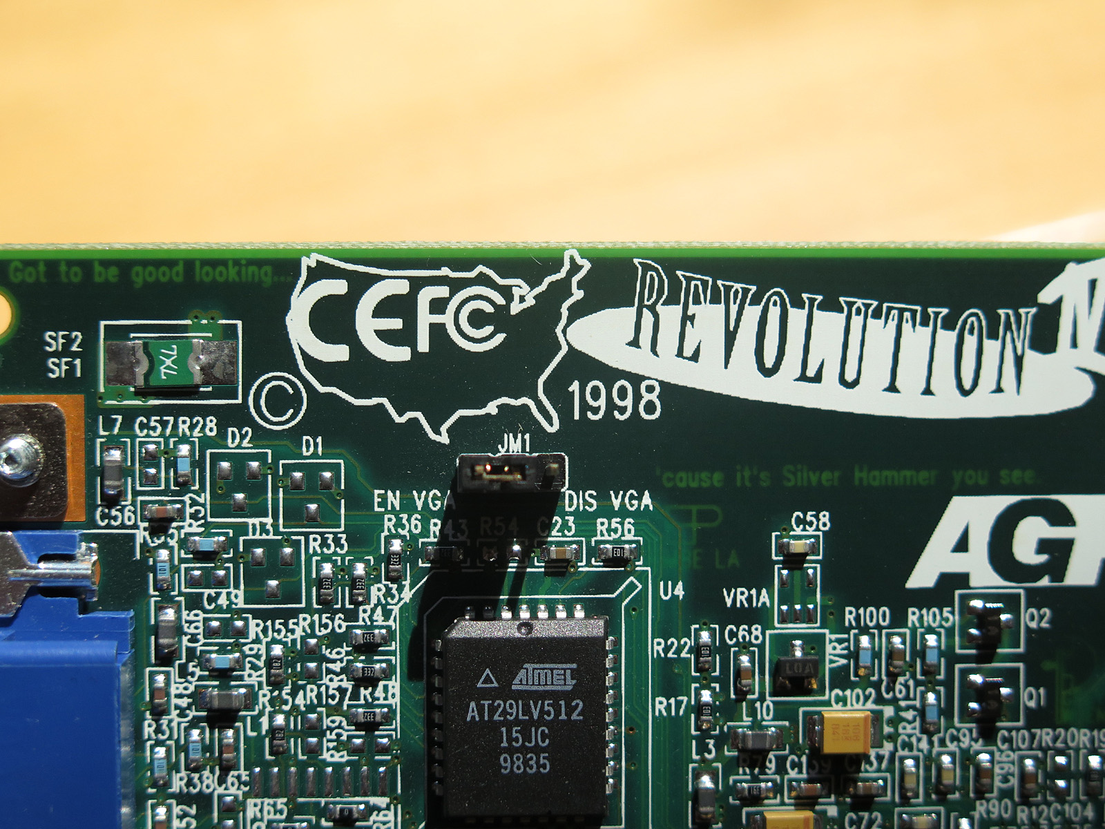 基板上にはビートルズの歌詞を彷彿とさせるものも