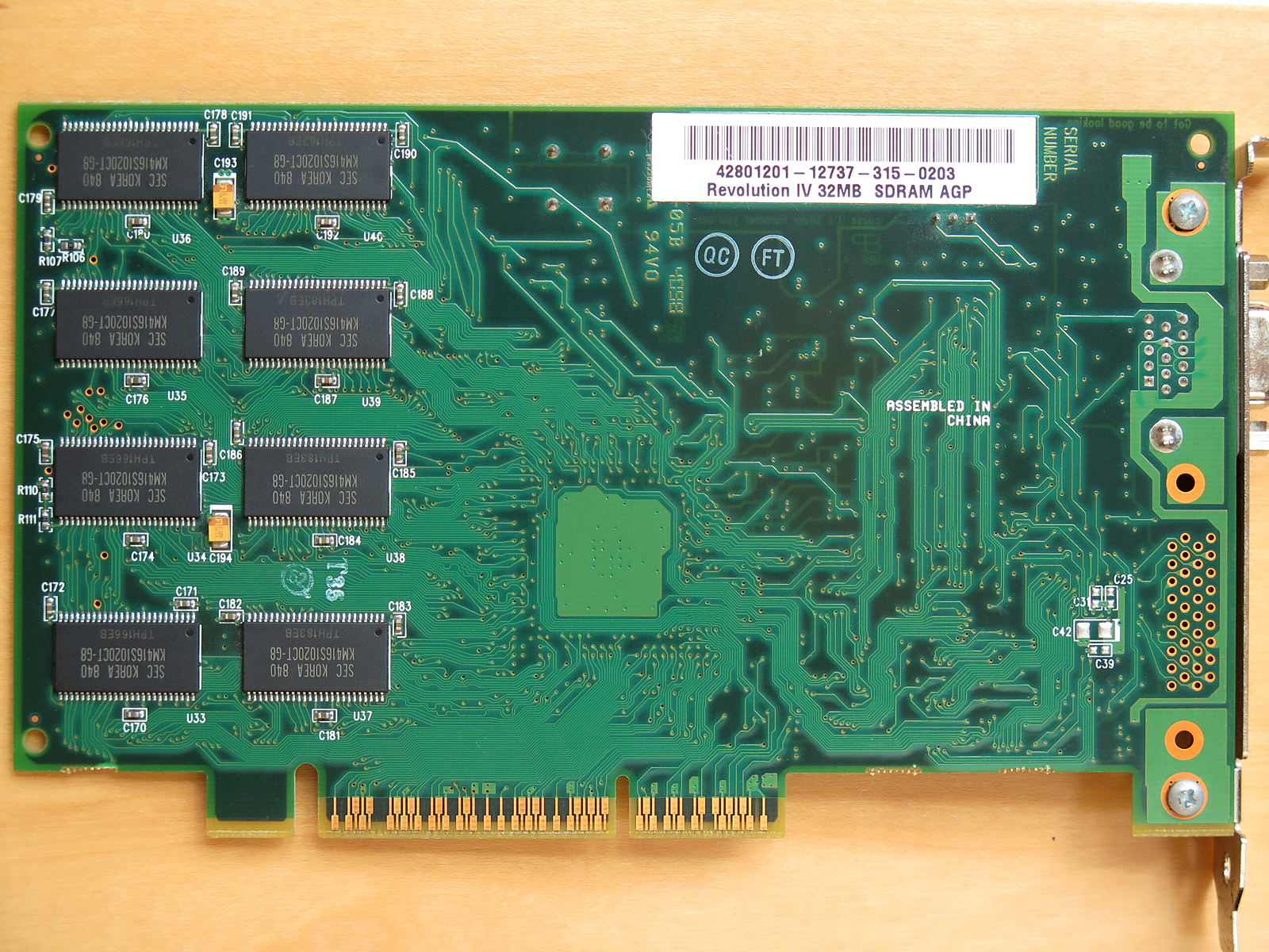 32MBを実現するため、実装は裏面にまでおよぶ。当時の32MBのビデオメモリは、今で言えば32GB相当ぐらいの価値だろうか(全然安かったけど)