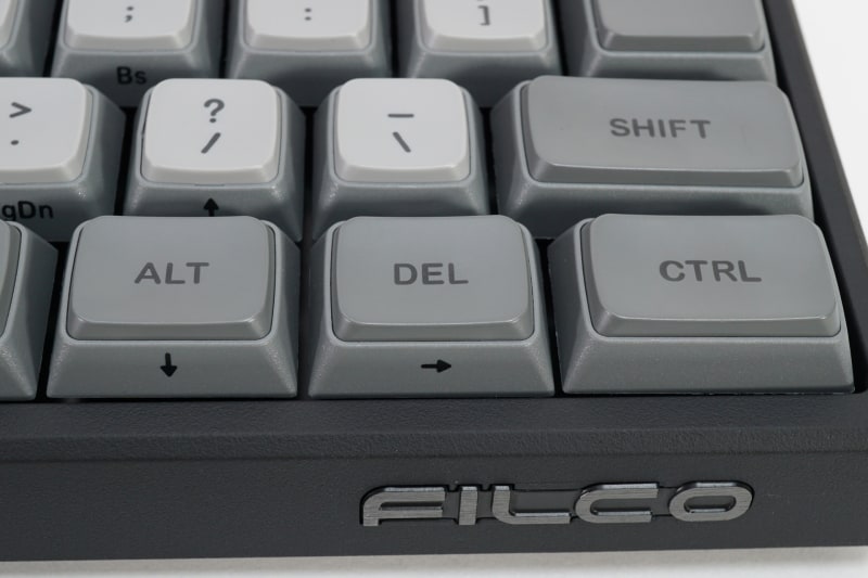 Deleteキーの位置。かなり変わった場所にあり、Fnキーと組み合わせて→キーとしても使われる