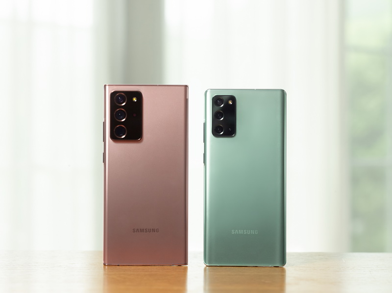 Galaxy Note 20 Ultra(左)、Galaxy Note 20(右)とも3眼仕様のリアカメラを搭載。Galaxy S20シリーズ同様に四角く囲ったカメラユニットとなっている