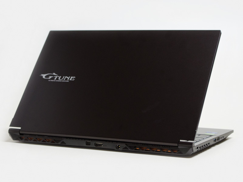 斜め後ろから。Mini DisplayPort、HDMI、電源入力