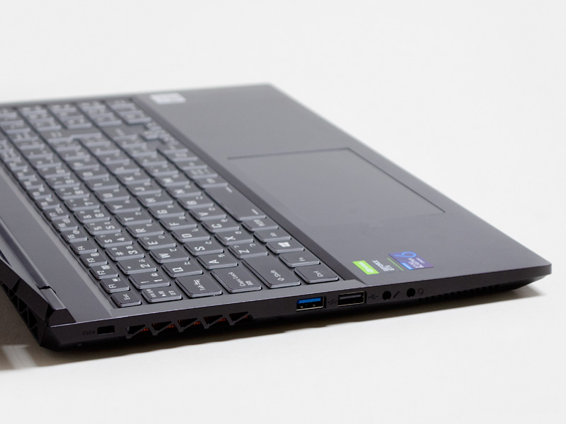 左。ロックポート、USB 3.0 Type-A×1、USB 2.0 Type-A×1、音声入出力