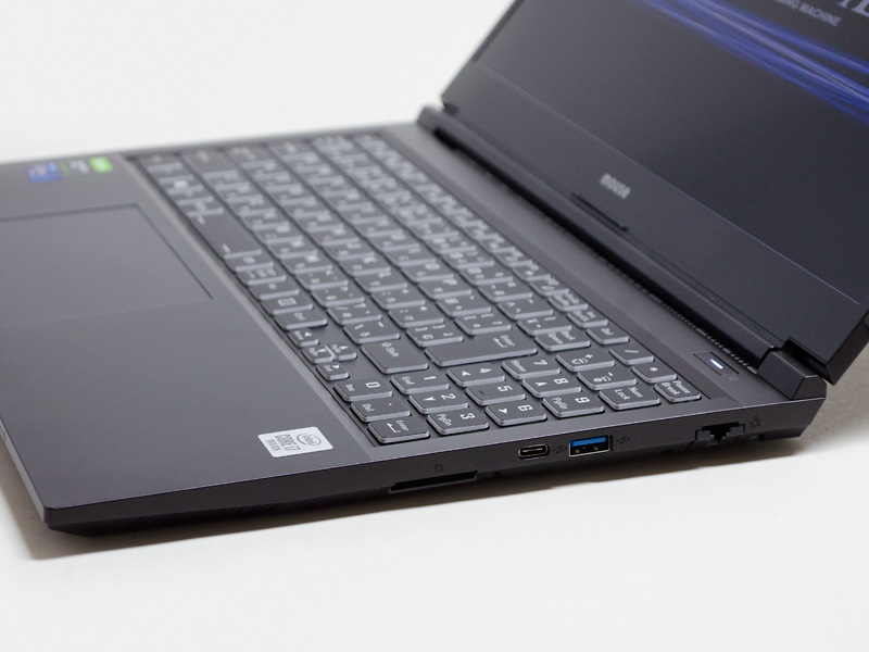 右。Gigabit Ethernet、USB 3.0 Type-A×1、USB 3.1 Type-C、カードリーダー