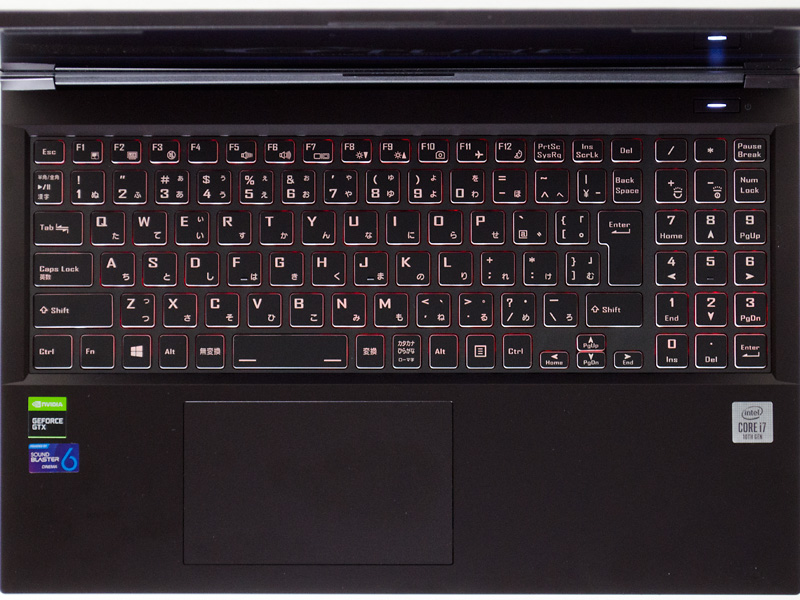 キーボードはアイソレーションタイプでテンキー付の104キー。タッチパッドは1枚プレート型