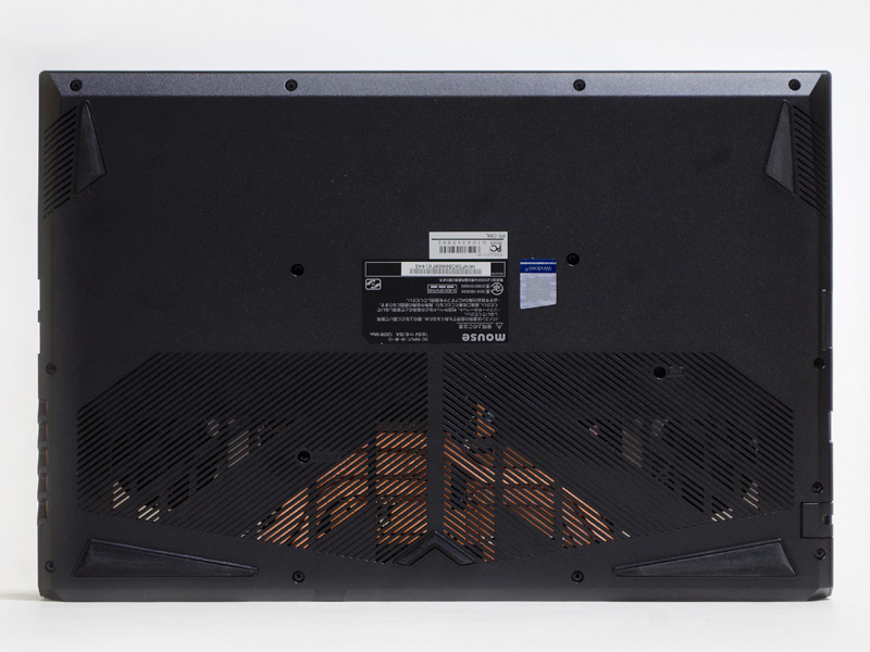 裏。手前左右のスリットにスピーカー。後ろ側のスリットから大きなファンが見える