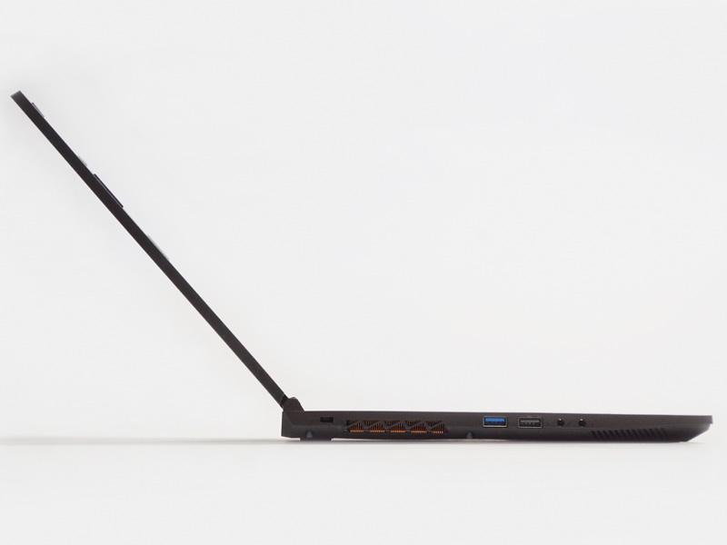 横から。旧モデルは厚み25.5mmだったが22.8mmと薄くなっている