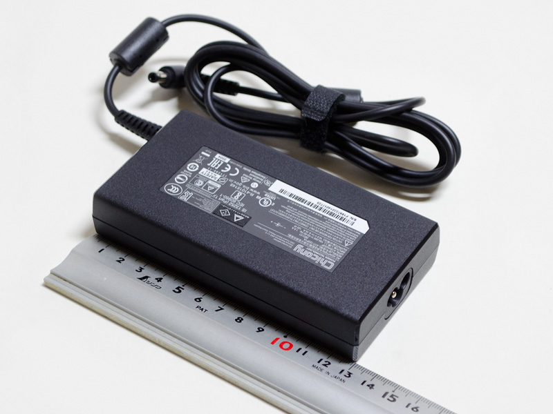 付属のACアダプタ。サイズ約130×65×25mm、重量416g、出力19.5V/6.15A