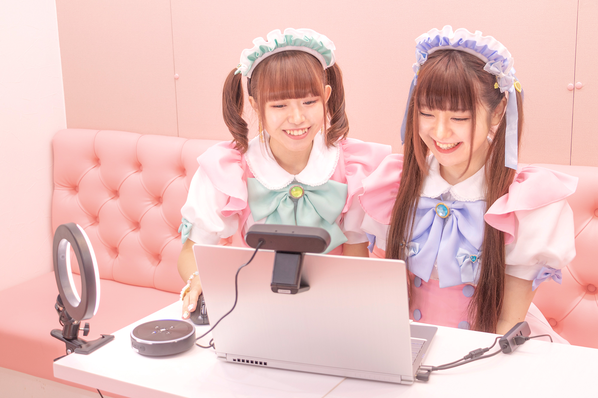 まさかのリモートメイド喫茶を実現? たしかにこれを使えばご主人さまの美声も尊顔を拝みつつ奉仕できる。あ、逆か