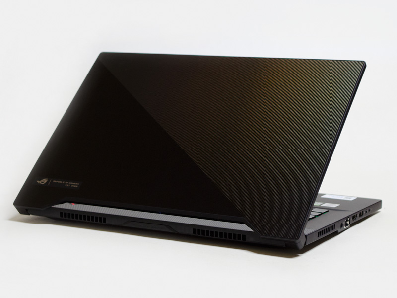 後ろ側面に放熱用のスリット。白いドットの部分はプリズムフィルム加工