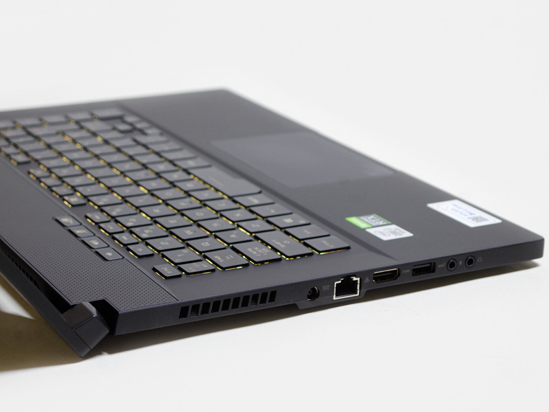 左側面。電源入力、Gigabit Ethernet、HDMI、Type-A、音声入出力