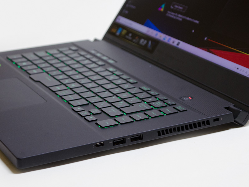 右側面はロックポート、Type-A×2、Thunderbolt 3