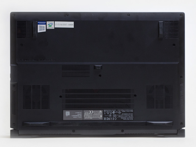 底面。手前左右にスピーカー用のスリット。ゴム足は四隅と中央