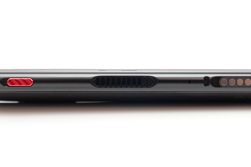 左側面の吸気口から外気を取り入れる