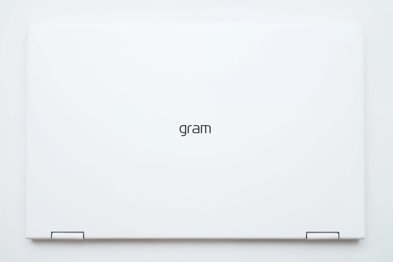 本体天面。筐体は米国国防総省制定「MIL-STD-810G」に準拠する衝撃・落下、振動、砂塵、塩水噴霧、高温、低温、低圧(高度)テストをクリアしている