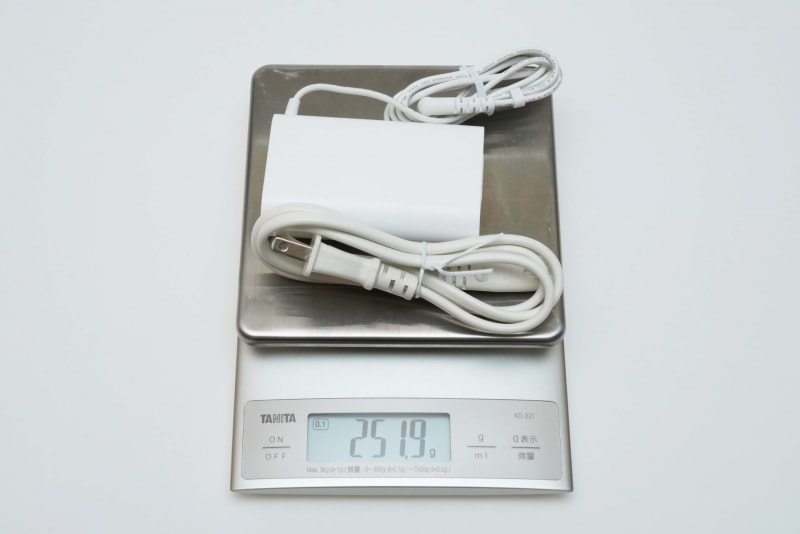 ACアダプタと電源ケーブルの合計重量は実測251.9g