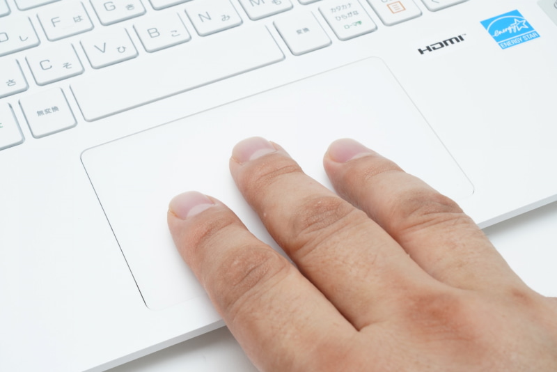 ダイビングボード構造を採用したタッチパッドのサイズは実測105×65mm(幅×奥行き)。Windows 10の各種ジェスチャーを快適に行なえるスペースが確保されている