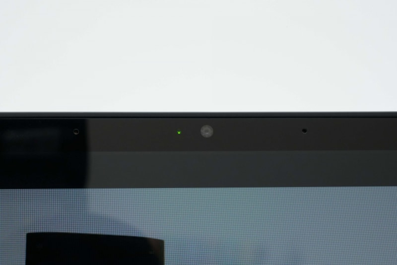 HD(720p)のWebカメラの両脇に2つのマイクが配置されている