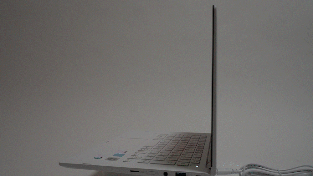 視野角は公表されていないが、ほぼ真横からでもなにが映っているのかわかるほど広い視野角が確保されている