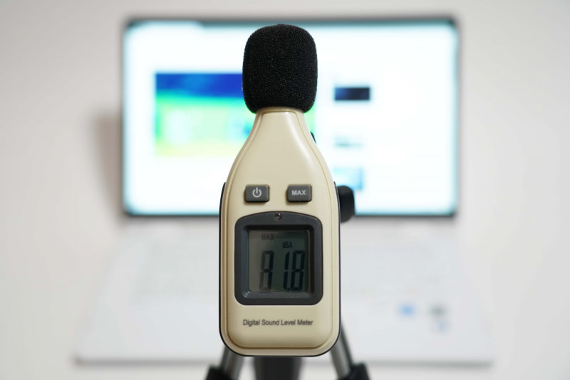 YouTubeで公開されている「前前前世(movie ver.) RADWIMPS MV」を最大ボリュームで再生したさいの音圧レベルは最大81.8dB(50cmの距離で測定)