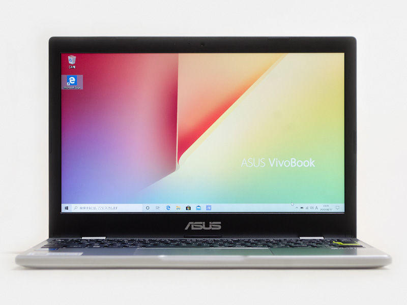 前面パネル中央上にWebカメラ。フチは太めだ