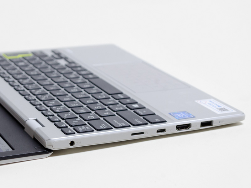 左側面には電源入力、microSDカードスロット、USB 3.0 Type-C、HDMI、USB 3.0、ステータスLEDを装備